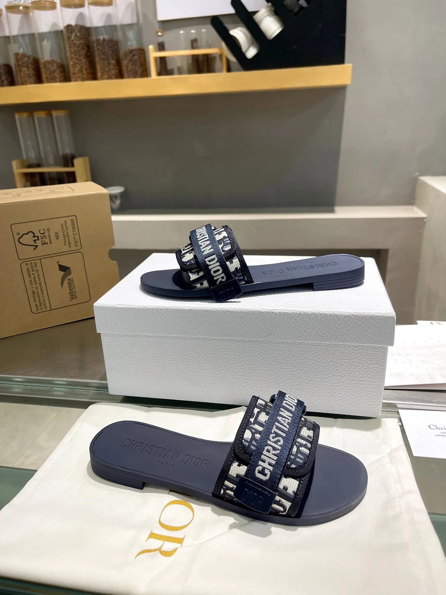 👟👟Ex-factory price 360👟👟 Dior 2024 latest series of Velcro buckle sandals and slippers, new colors! Perfect reproduction of the original version. The most popular color matching fabrics. Super layered. Original high-end molded T👟👟 ex-factory price U outsole (not ordinary rubber) is very comfortable and easy to walk. The upper materials are all original customized, 3D electric embroidery three-dimensional cloth surface. Very versatile. A must-have for lazy people in summer, sizes 35-39 (40 41 42 customized)